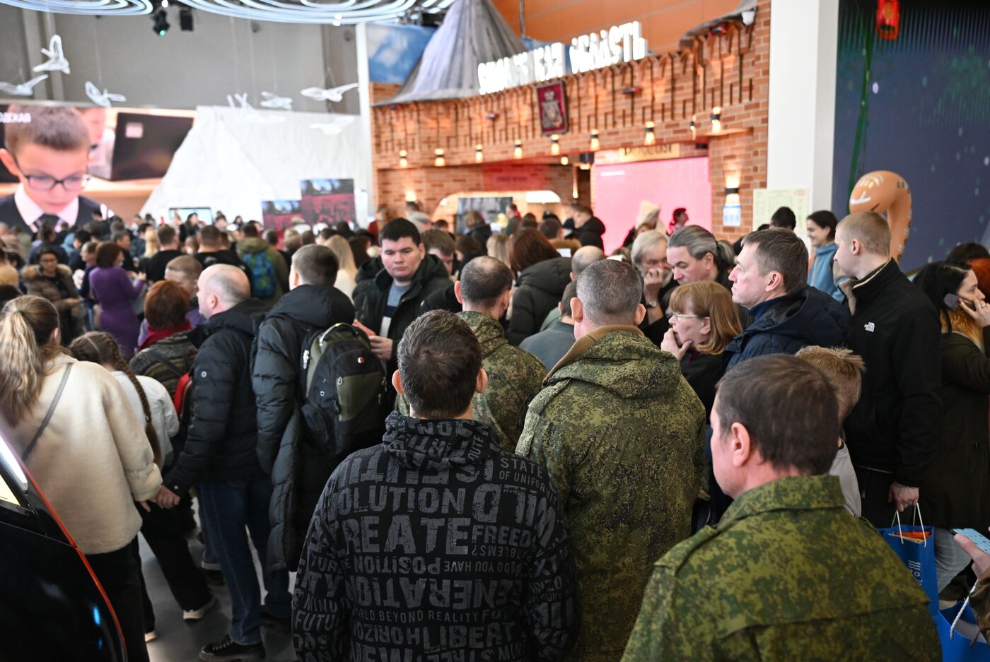 Выставка "Россия". Экскурсия для бойцов СВО