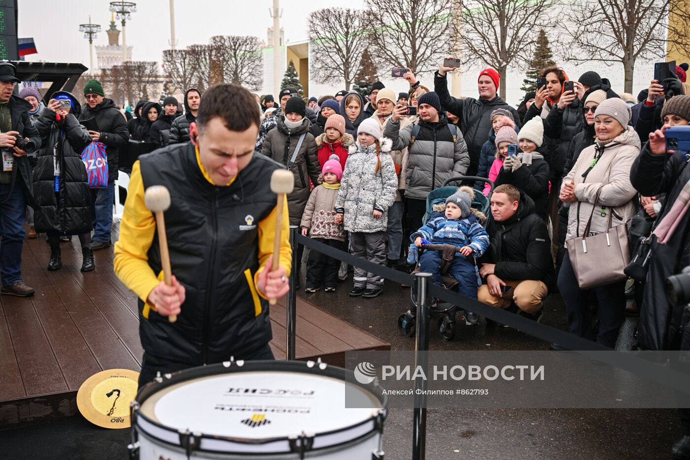 Выставка "Россия". Выступление барабанщиков, номер "DRUM COVER"