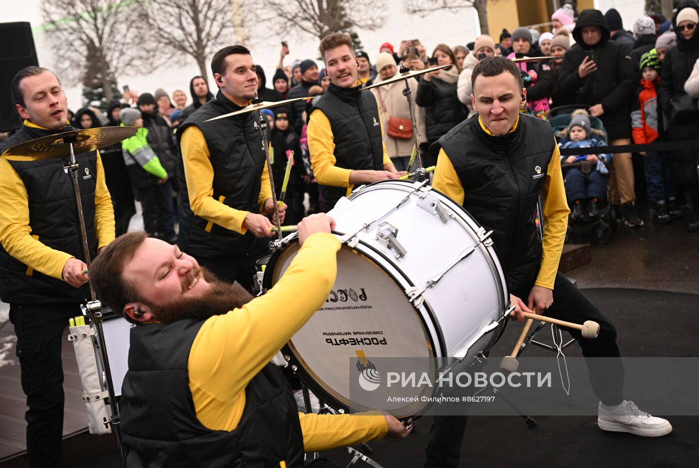 Выставка "Россия". Выступление барабанщиков, номер "DRUM COVER"