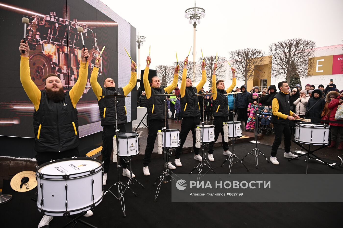 Выставка "Россия". Выступление барабанщиков, номер "DRUM COVER"