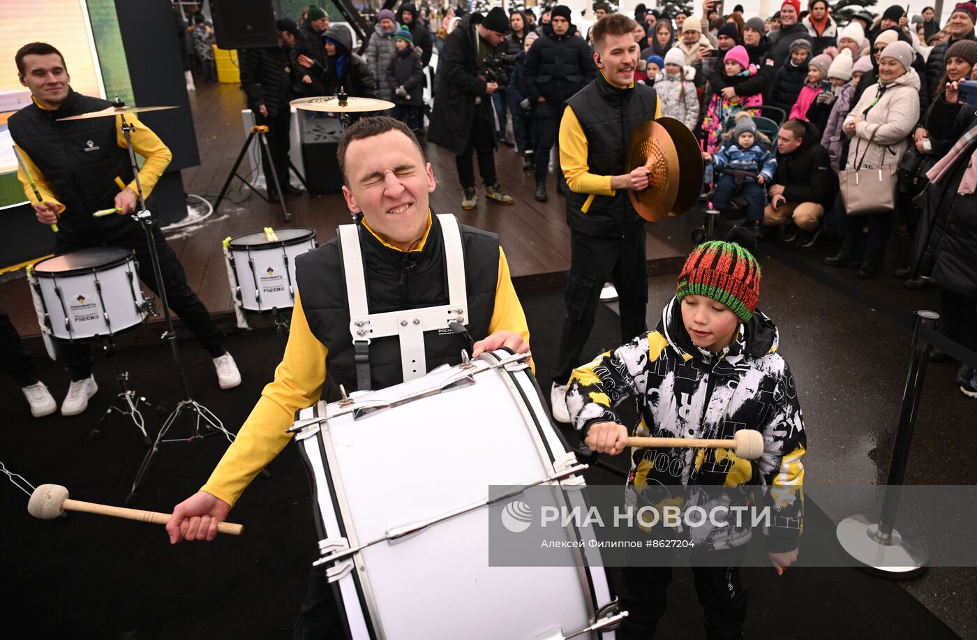 Выставка "Россия". Выступление барабанщиков, номер "DRUM COVER"