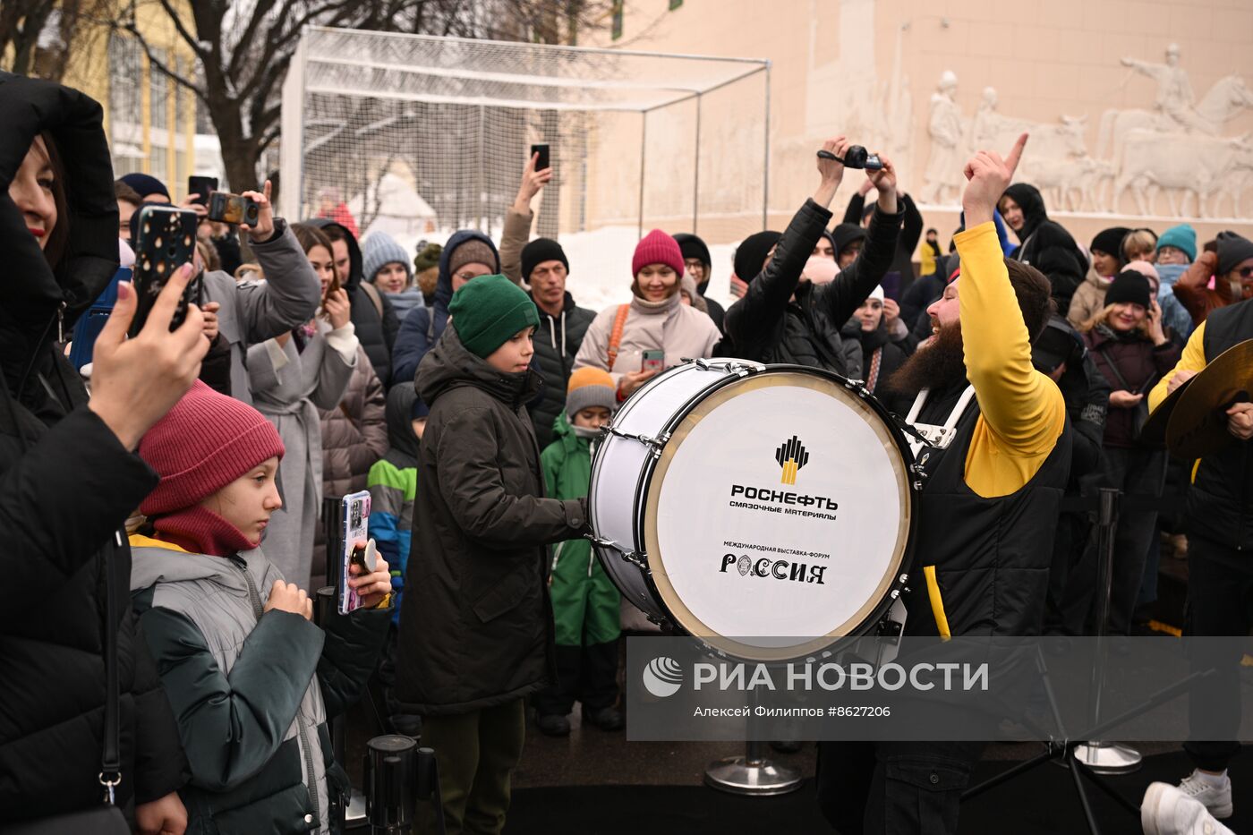 Выставка "Россия". Выступление барабанщиков, номер "DRUM COVER"