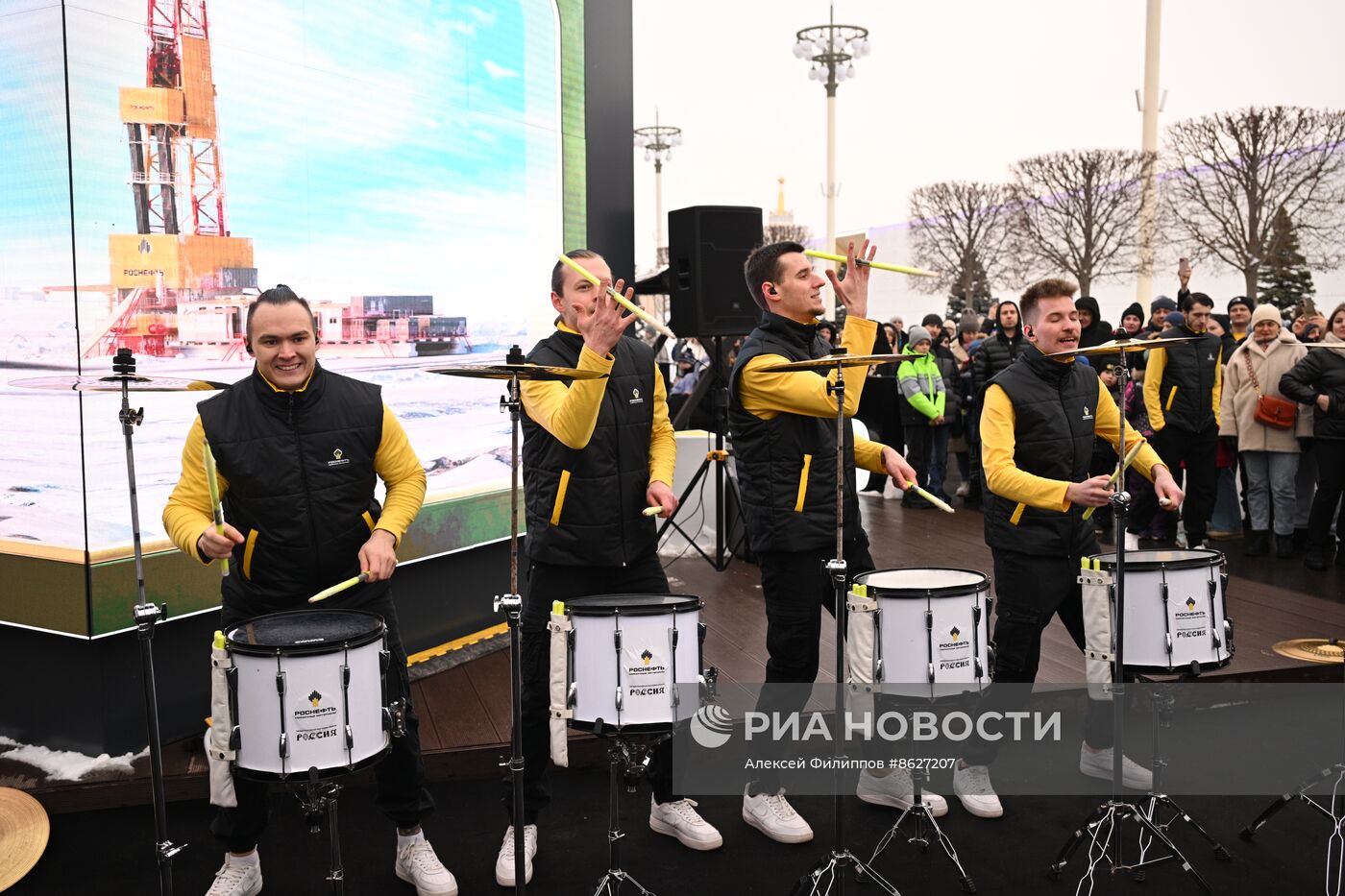 Выставка "Россия". Выступление барабанщиков, номер "DRUM COVER"