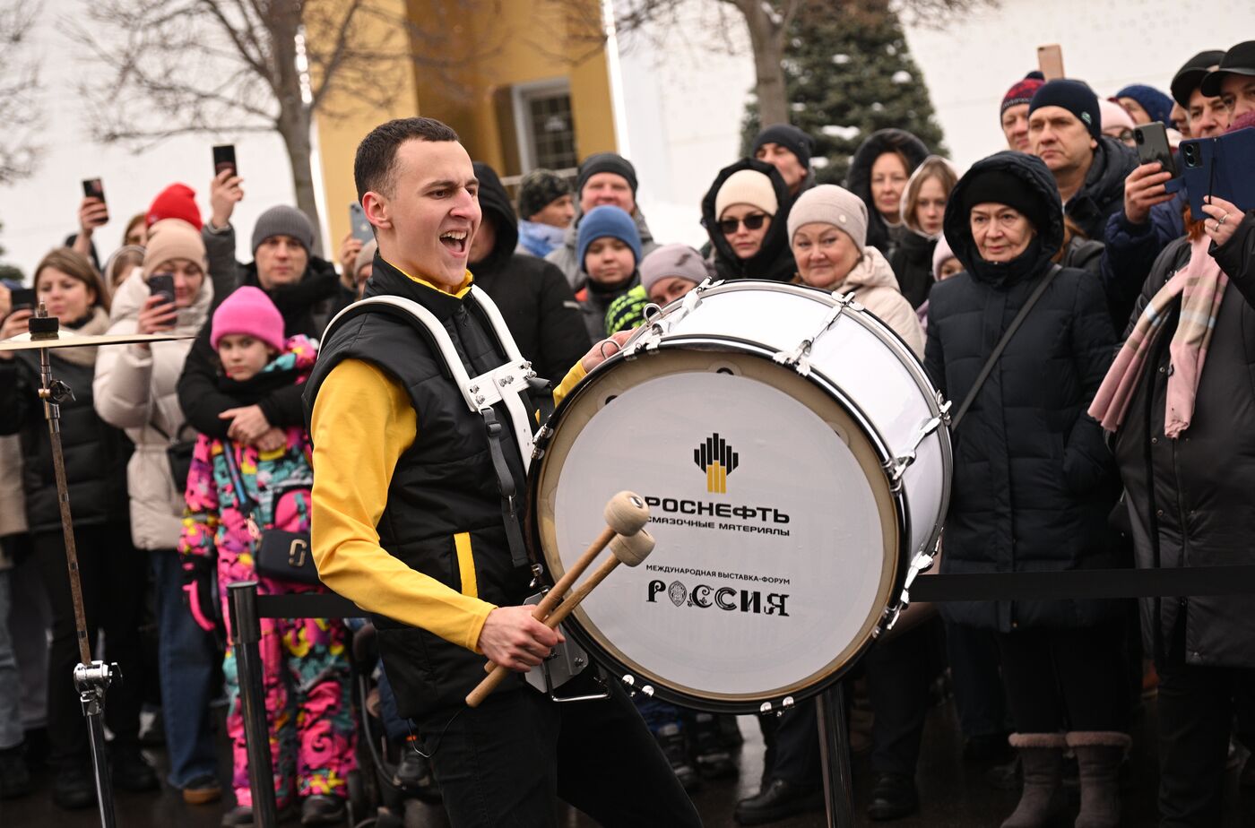 Выставка "Россия". Выступление барабанщиков, номер "DRUM COVER"