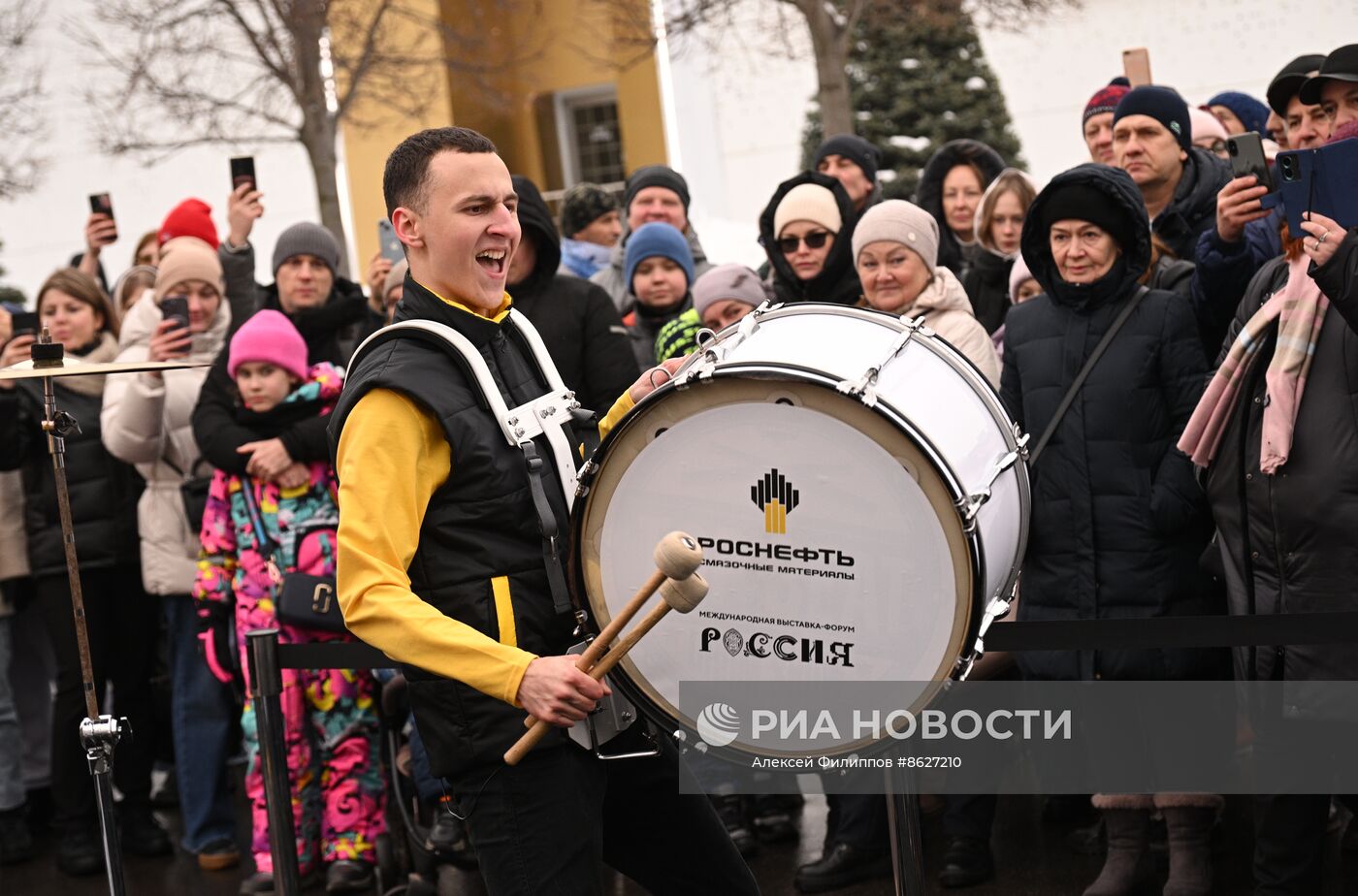 Выставка "Россия". Выступление барабанщиков, номер "DRUM COVER"