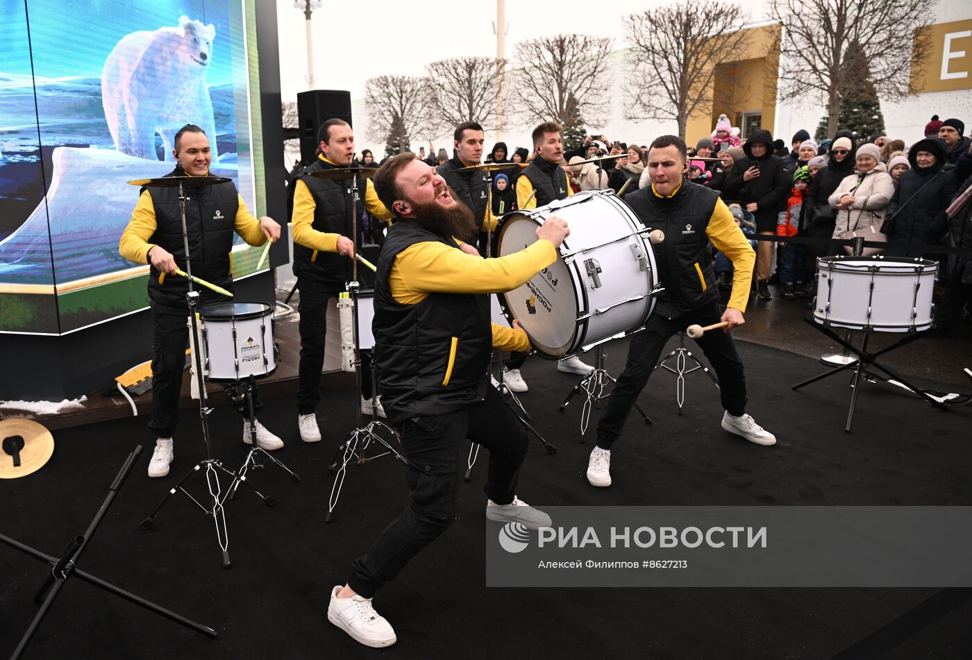 Выставка "Россия". Выступление барабанщиков, номер "DRUM COVER"