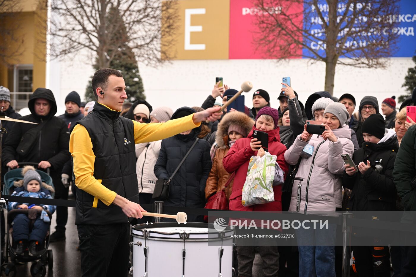 Выставка "Россия". Выступление барабанщиков, номер "DRUM COVER"