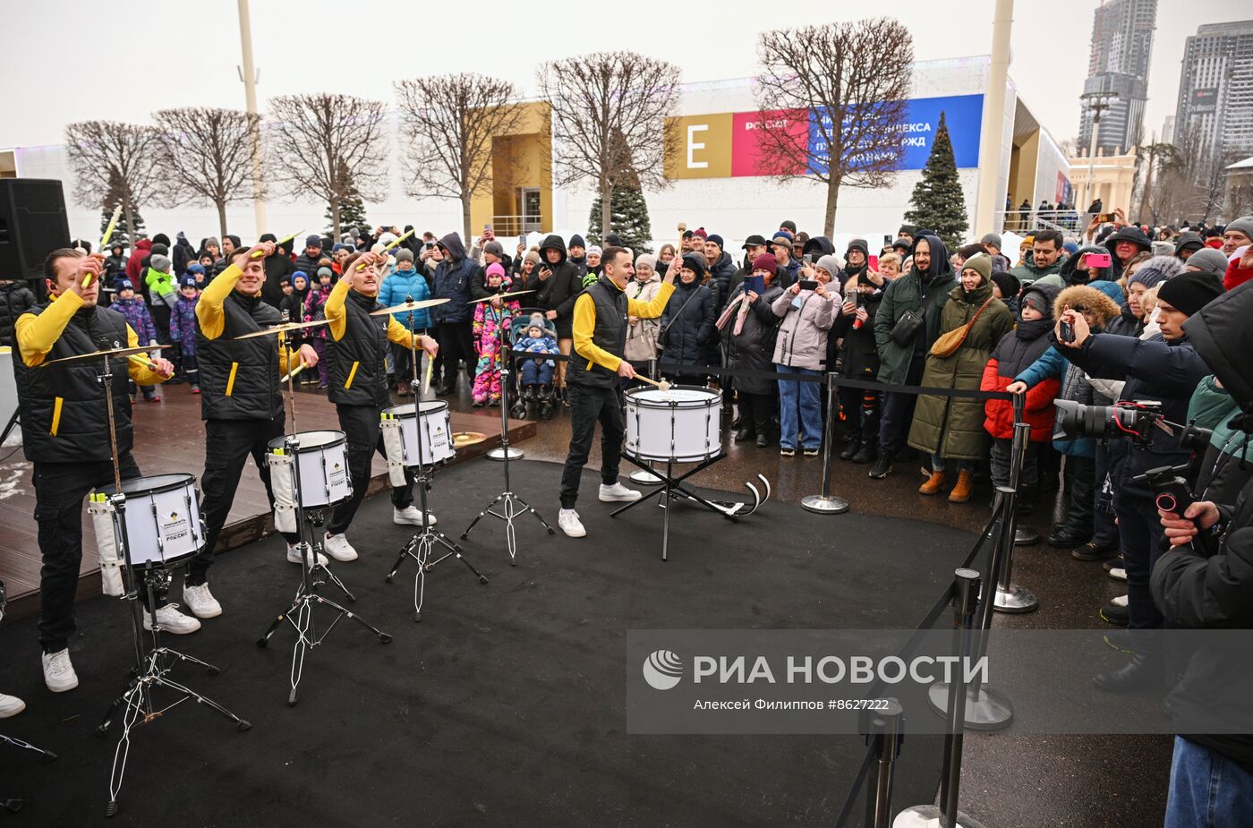 Выставка "Россия". Выступление барабанщиков, номер "DRUM COVER"