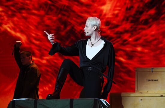 Международная выставка-форум "Россия"
Спектакль "Вера. Надежда. Любовь"
Певец SHAMAN Место: Россия, Москва. Автор: Екатерина Чеснокова/РИА Новости. Выставка "Россия". Спектакль "Вера. Надежда. Любовь"