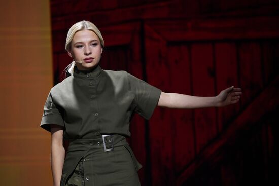 Международная выставка-форум "Россия"
Спектакль "Вера. Надежда. Любовь"
Певица Ася Зыкова Место: Россия, Москва. Автор: Екатерина Чеснокова/РИА Новости. Выставка "Россия". Спектакль "Вера. Надежда. Любовь"