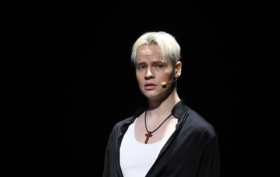 Международная выставка-форум "Россия"
Спектакль "Вера. Надежда. Любовь"
Певец SHAMAN Место: Россия, Москва. Автор: Екатерина Чеснокова/РИА Новости. Выставка "Россия". Спектакль "Вера. Надежда. Любовь"