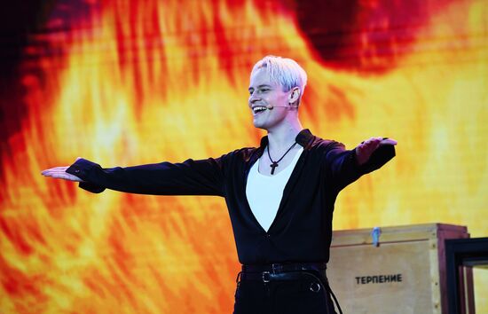 Международная выставка-форум "Россия"
Спектакль "Вера. Надежда. Любовь"
Певец SHAMAN Место: Россия, Москва. Автор: Екатерина Чеснокова/РИА Новости. Выставка "Россия". Спектакль "Вера. Надежда. Любовь"