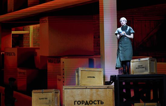 Международная выставка-форум "Россия"
Спектакль "Вера. Надежда. Любовь"
Певица Ася Зыкова Место: Россия, Москва. Автор: Екатерина Чеснокова/РИА Новости. Выставка "Россия". Спектакль "Вера. Надежда. Любовь"