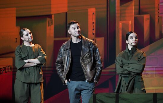 Международная выставка-форум "Россия"
Спектакль "Вера. Надежда. Любовь"
Слева направо:
Люба Павлушина, Алексей Ретунец, Ульяна Романенко Место: Россия, Москва. Автор: Екатерина Чеснокова/РИА Новости. Выставка "Россия". Спектакль "Вера. Надежда. Любовь"