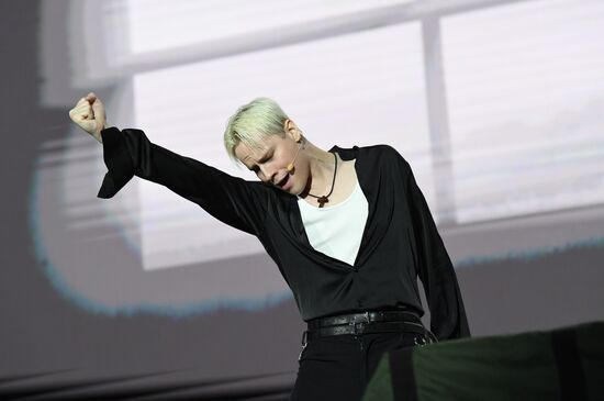 Международная выставка-форум "Россия"
Спектакль "Вера. Надежда. Любовь"
Певец SHAMAN Место: Россия, Москва. Автор: Екатерина Чеснокова/РИА Новости. Выставка "Россия". Спектакль "Вера. Надежда. Любовь"