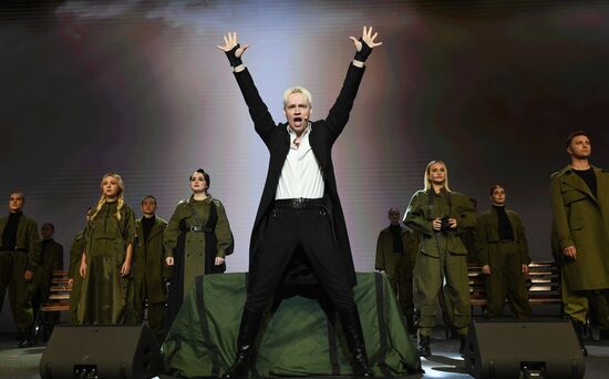 Международная выставка-форум "Россия"
Спектакль "Вера. Надежда. Любовь"
Певец SHAMAN Место: Россия, Москва. Автор: Екатерина Чеснокова/РИА Новости. Выставка "Россия". Спектакль "Вера. Надежда. Любовь"