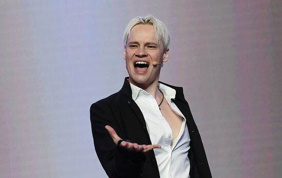 Международная выставка-форум "Россия"
Спектакль "Вера. Надежда. Любовь"
Певец SHAMAN Место: Россия, Москва. Автор: Екатерина Чеснокова/РИА Новости. Выставка "Россия". Спектакль "Вера. Надежда. Любовь"