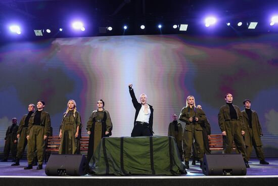 Международная выставка-форум "Россия"
Спектакль "Вера. Надежда. Любовь"
В центре: певец SHAMAN Место: Россия, Москва. Автор: Екатерина Чеснокова/РИА Новости. Выставка "Россия". Спектакль "Вера. Надежда. Любовь"