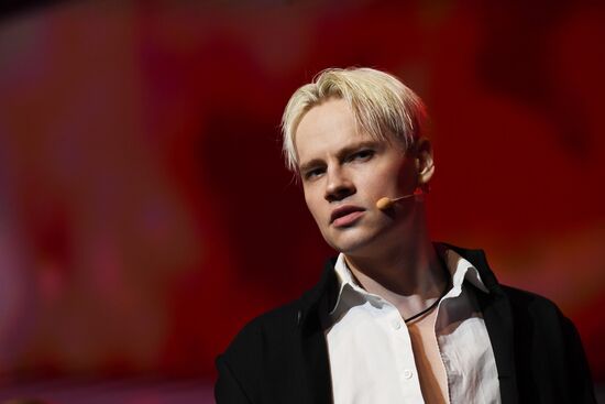 Международная выставка-форум "Россия"
Спектакль "Вера. Надежда. Любовь"
Певец SHAMAN Место: Россия, Москва. Автор: Екатерина Чеснокова/РИА Новости. Выставка "Россия". Спектакль "Вера. Надежда. Любовь"