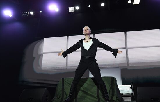 Международная выставка-форум "Россия"
Спектакль "Вера. Надежда. Любовь"
Певец SHAMAN Место: Россия, Москва. Автор: Екатерина Чеснокова/РИА Новости. Выставка "Россия". Спектакль "Вера. Надежда. Любовь"