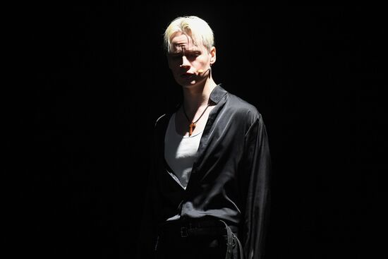 Международная выставка-форум "Россия"
Спектакль "Вера. Надежда. Любовь"
Певец SHAMAN Место: Россия, Москва. Автор: Екатерина Чеснокова/РИА Новости. Выставка "Россия". Спектакль "Вера. Надежда. Любовь"