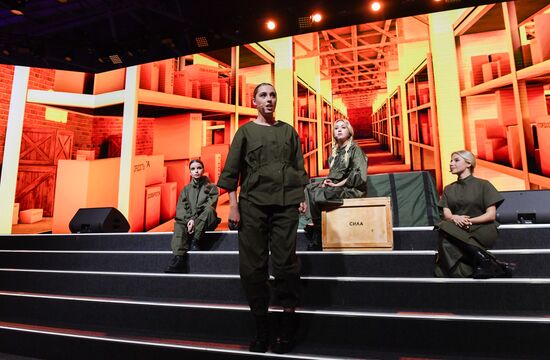 Международная выставка-форум "Россия"
Спектакль "Вера. Надежда. Любовь"
Слева направо:
Ульяна Романенко, Люба Павлушина, Natali Ka, Ася Зыкова Место: Россия, Москва. Автор: Екатерина Чеснокова/РИА Новости. Выставка "Россия". Спектакль "Вера. Надежда. Любовь"