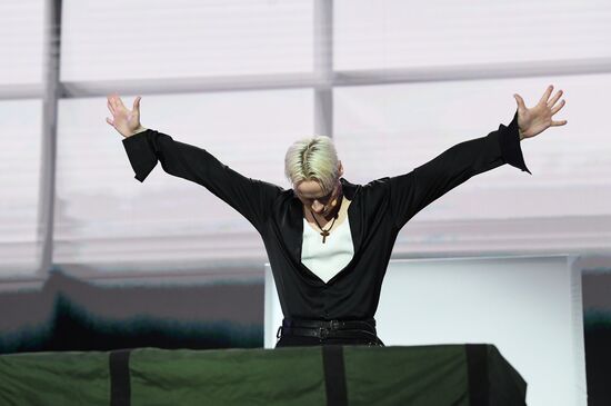 Международная выставка-форум "Россия"
Спектакль "Вера. Надежда. Любовь"
Певец SHAMAN Место: Россия, Москва. Автор: Екатерина Чеснокова/РИА Новости. Выставка "Россия". Спектакль "Вера. Надежда. Любовь"