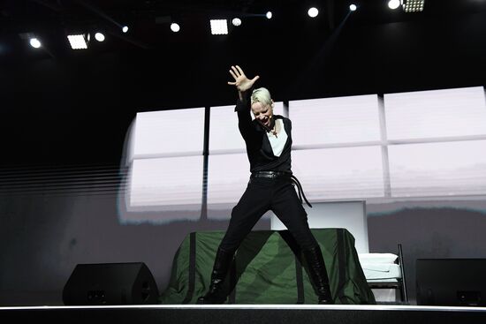 Международная выставка-форум "Россия"
Спектакль "Вера. Надежда. Любовь"
Певец SHAMAN Место: Россия, Москва. Автор: Екатерина Чеснокова/РИА Новости. Выставка "Россия". Спектакль "Вера. Надежда. Любовь"