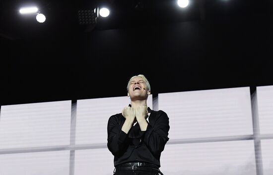 Международная выставка-форум "Россия"
Спектакль "Вера. Надежда. Любовь"
Певец SHAMAN Место: Россия, Москва. Автор: Екатерина Чеснокова/РИА Новости. Выставка "Россия". Спектакль "Вера. Надежда. Любовь"