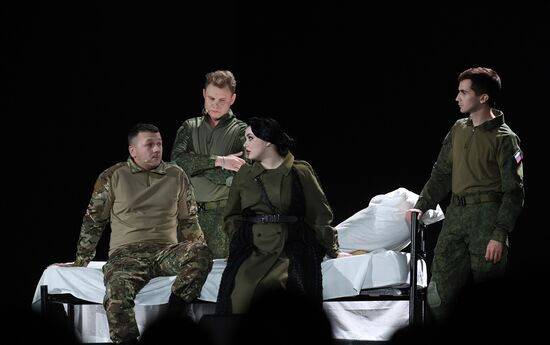 Международная выставка-форум "Россия"
Спектакль "Вера. Надежда. Любовь"
Слева направо:
Илья Аноприев, Сергей Нихаенко, Ксения Лебедева, Алексей Ретунцев
Место: Россия, Москва. Автор: Екатерина Чеснокова/РИА Новости. Выставка "Россия". Спектакль "Вера. Надежда. Любовь"