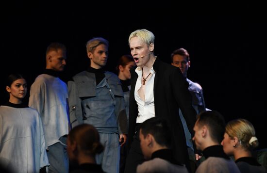 Международная выставка-форум "Россия"
Спектакль "Вера. Надежда. Любовь"
Певец SHAMAN Место: Россия, Москва. Автор: Екатерина Чеснокова/РИА Новости. Выставка "Россия". Спектакль "Вера. Надежда. Любовь"