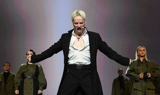 Международная выставка-форум "Россия"
Спектакль "Вера. Надежда. Любовь"
Певец SHAMAN Место: Россия, Москва. Автор: Екатерина Чеснокова/РИА Новости. Выставка "Россия". Спектакль "Вера. Надежда. Любовь"