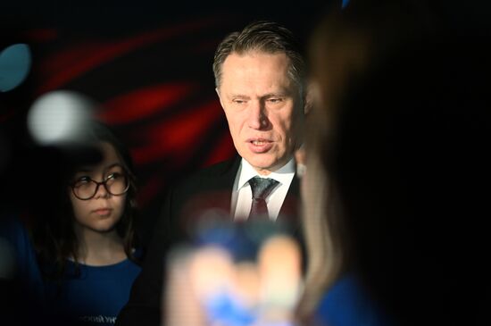 Выставка "Россия". Министр здравоохранения РФ М. Мурашко провел экскурсию по галерее "Достижения России"