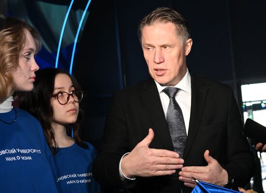 Выставка "Россия". Министр здравоохранения РФ М. Мурашко провел экскурсию по галерее "Достижения России"