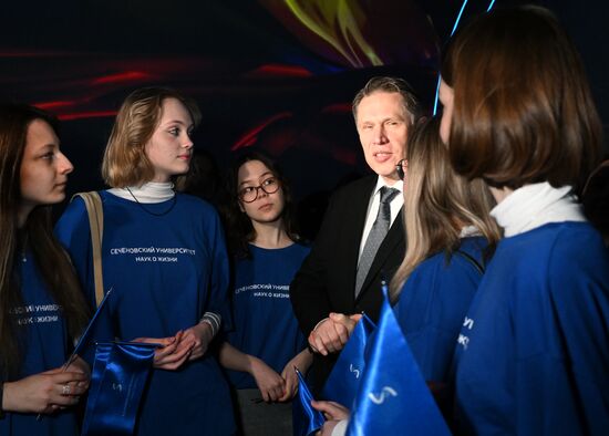 Выставка "Россия". Министр здравоохранения РФ М. Мурашко провел экскурсию по галерее "Достижения России"