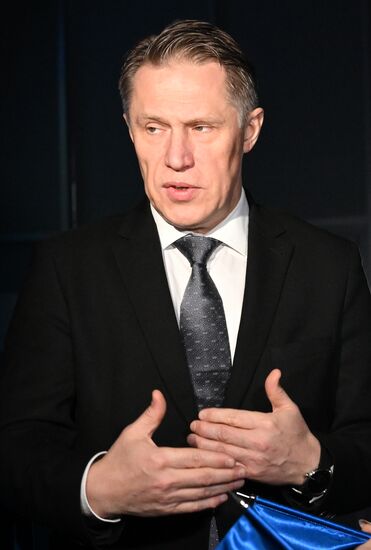 Выставка "Россия". Министр здравоохранения РФ М. Мурашко провел экскурсию по галерее "Достижения России"