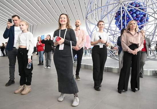 Выставка "Россия". Первый заместитель руководителя администрации президента РФ С. Кириенко посетил выставку