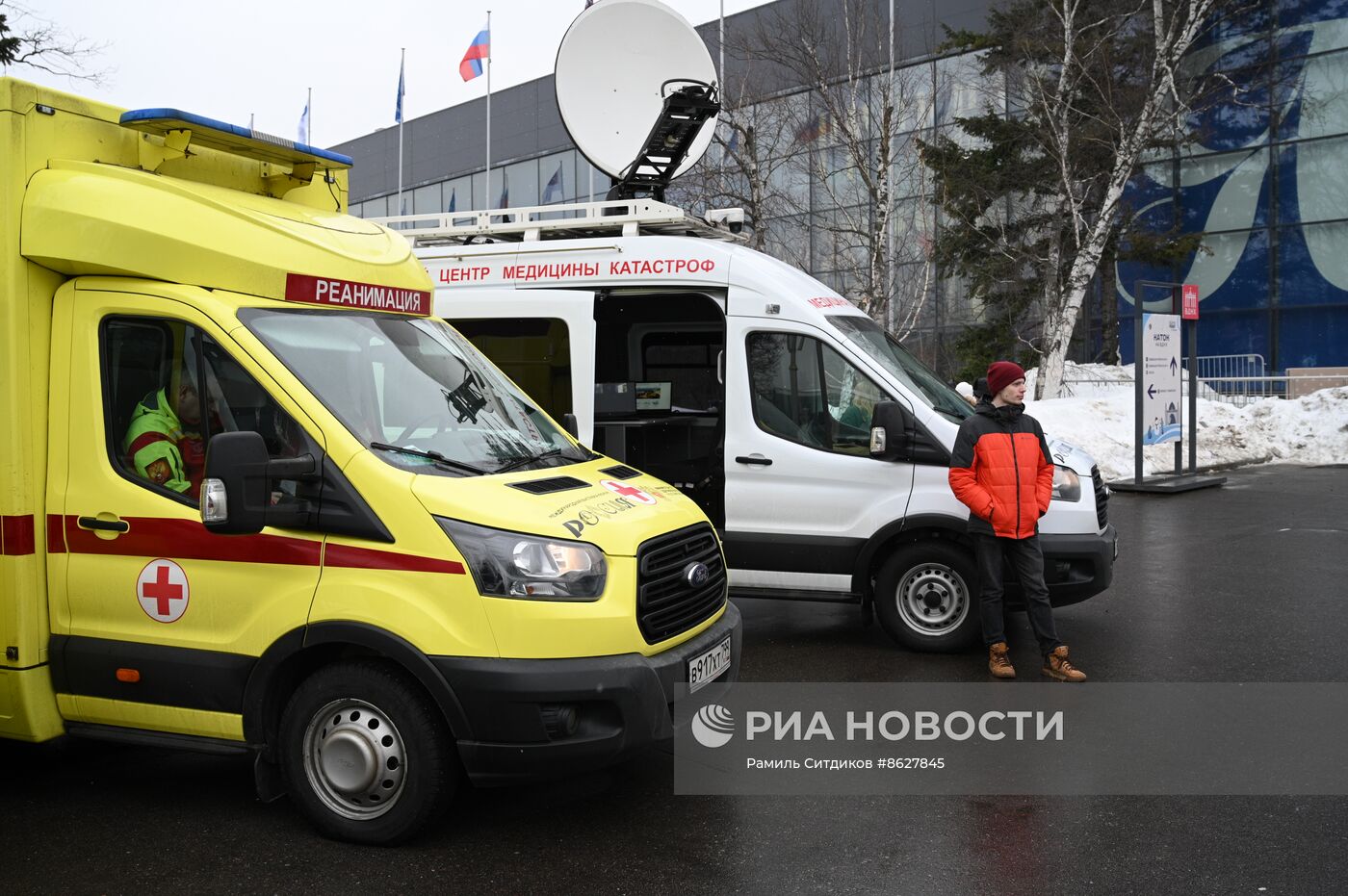 Выставка "Россия". Уличная экспозиция. Демонстрация техники, мобильных ФАПОВ