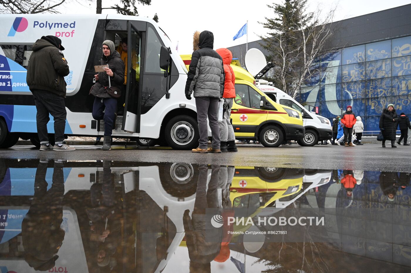 Выставка "Россия". Уличная экспозиция. Демонстрация техники, мобильных ФАПОВ