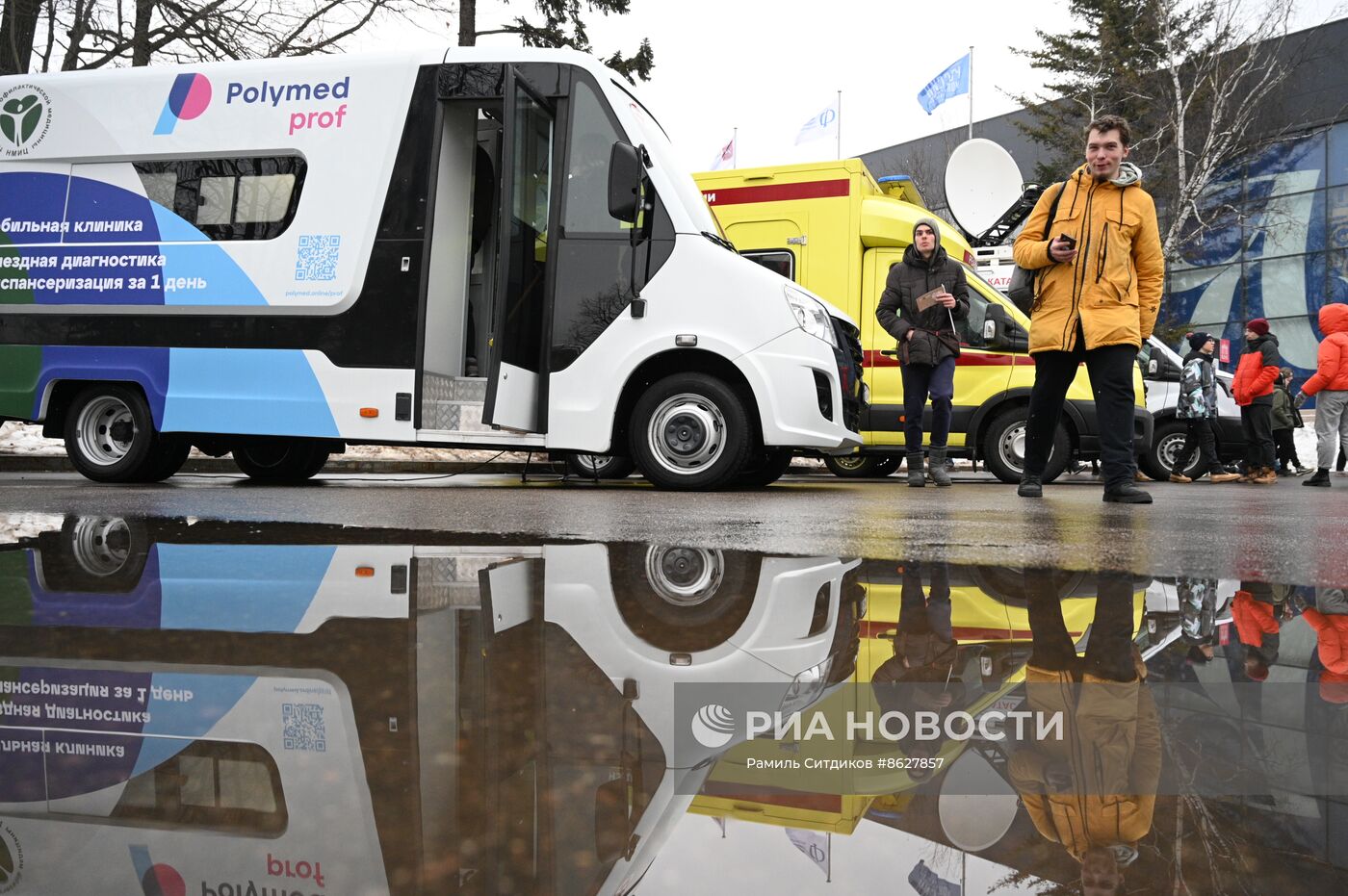 Выставка "Россия". Уличная экспозиция. Демонстрация техники, мобильных ФАПОВ