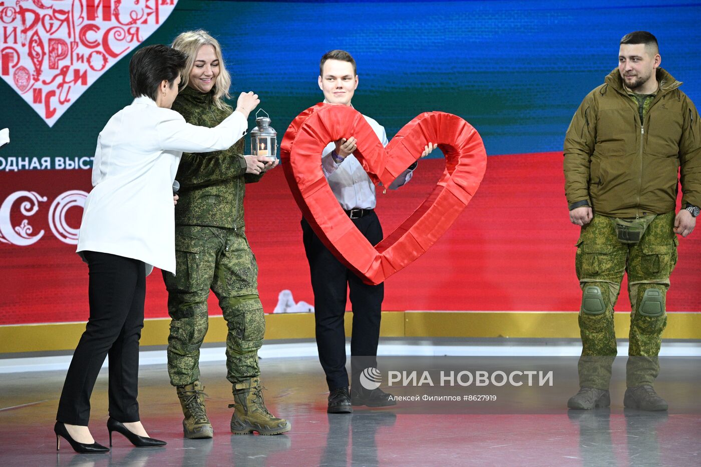 Выставка "Россия". Торжественная свадебная церемония участников СВО к годовщине начала специальной военной операции