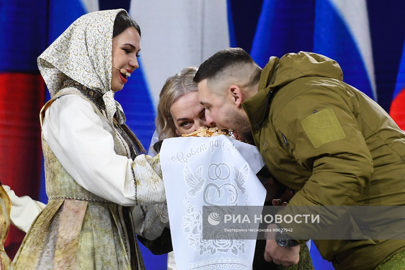 Выставка "Россия". Торжественная свадебная церемония участников СВО к годовщине начала специальной военной операции