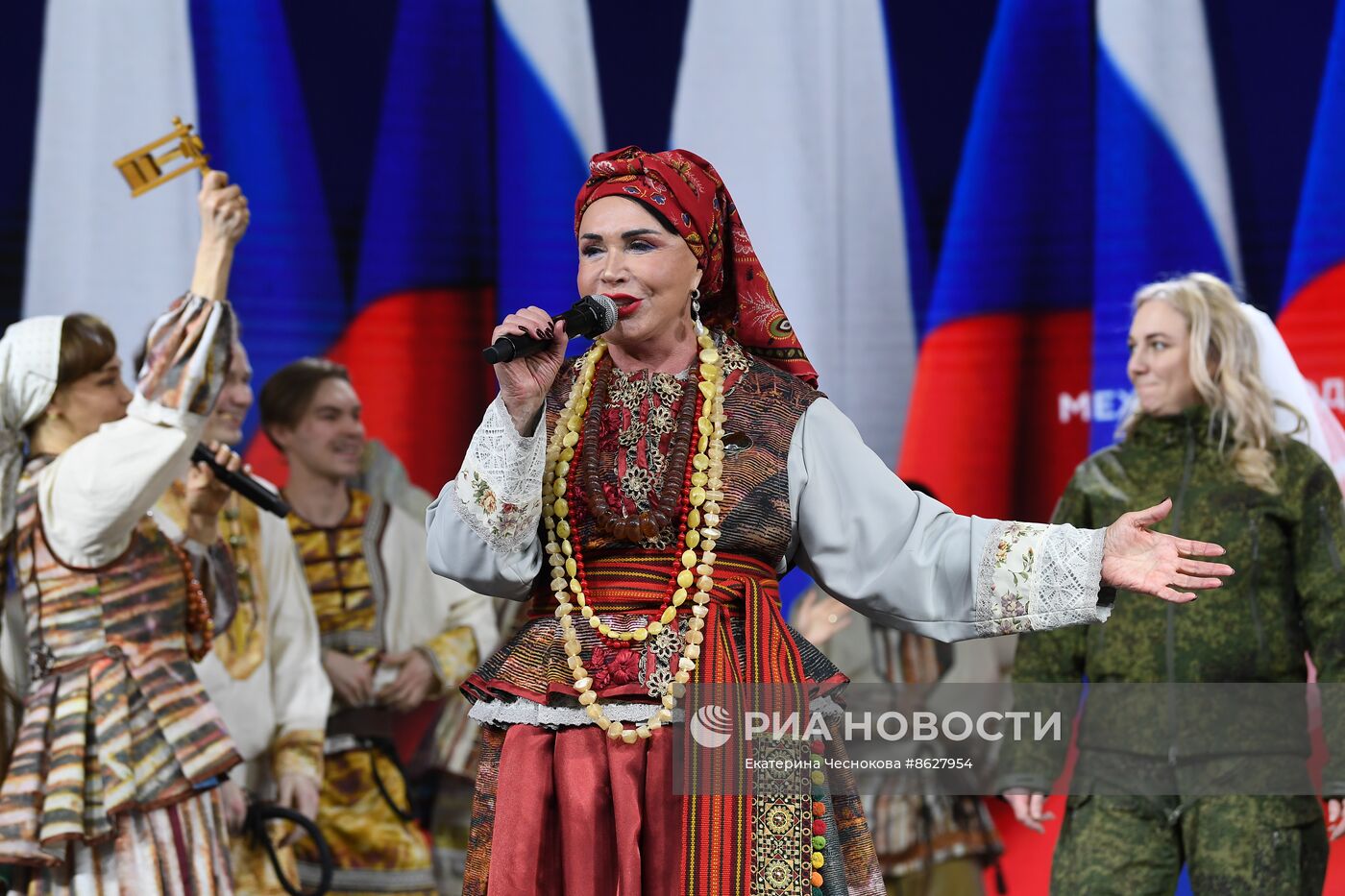 Выставка "Россия". Торжественная свадебная церемония участников СВО к годовщине начала специальной военной операции