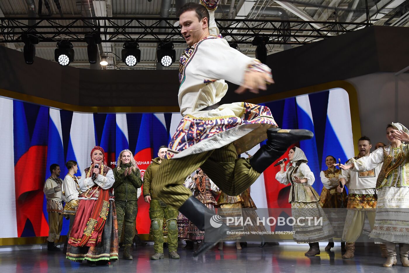 Выставка "Россия". Торжественная свадебная церемония участников СВО к годовщине начала специальной военной операции