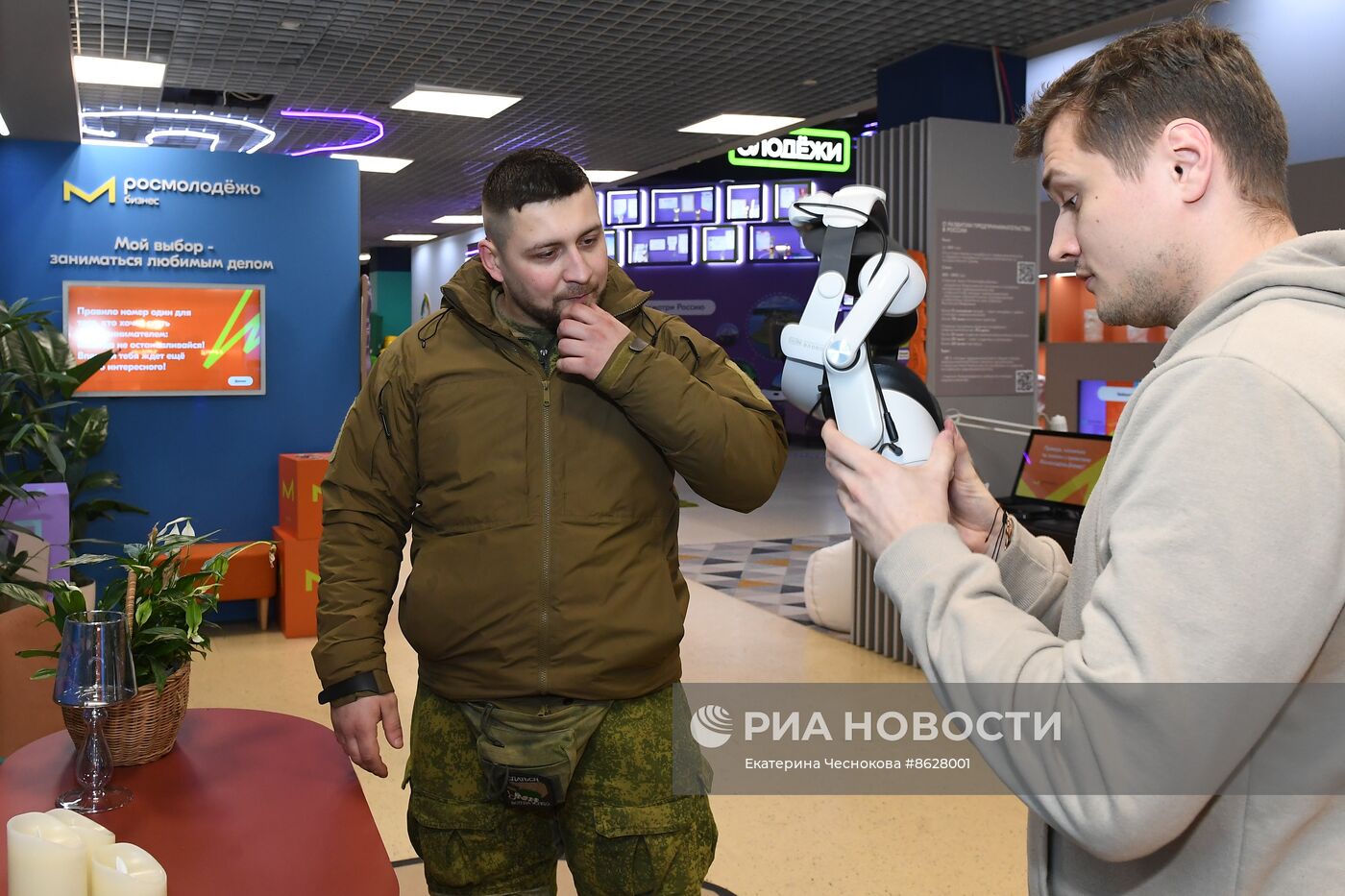 Выставка "Россия". Торжественная свадебная церемония участников СВО к годовщине начала специальной военной операции