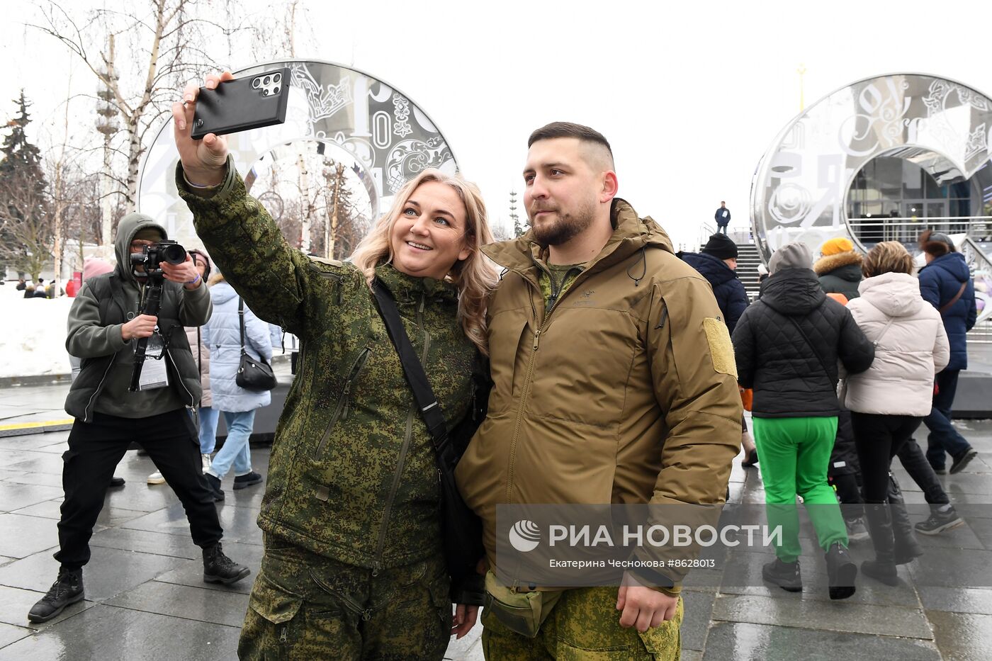 Выставка "Россия". Торжественная свадебная церемония участников СВО к годовщине начала специальной военной операции