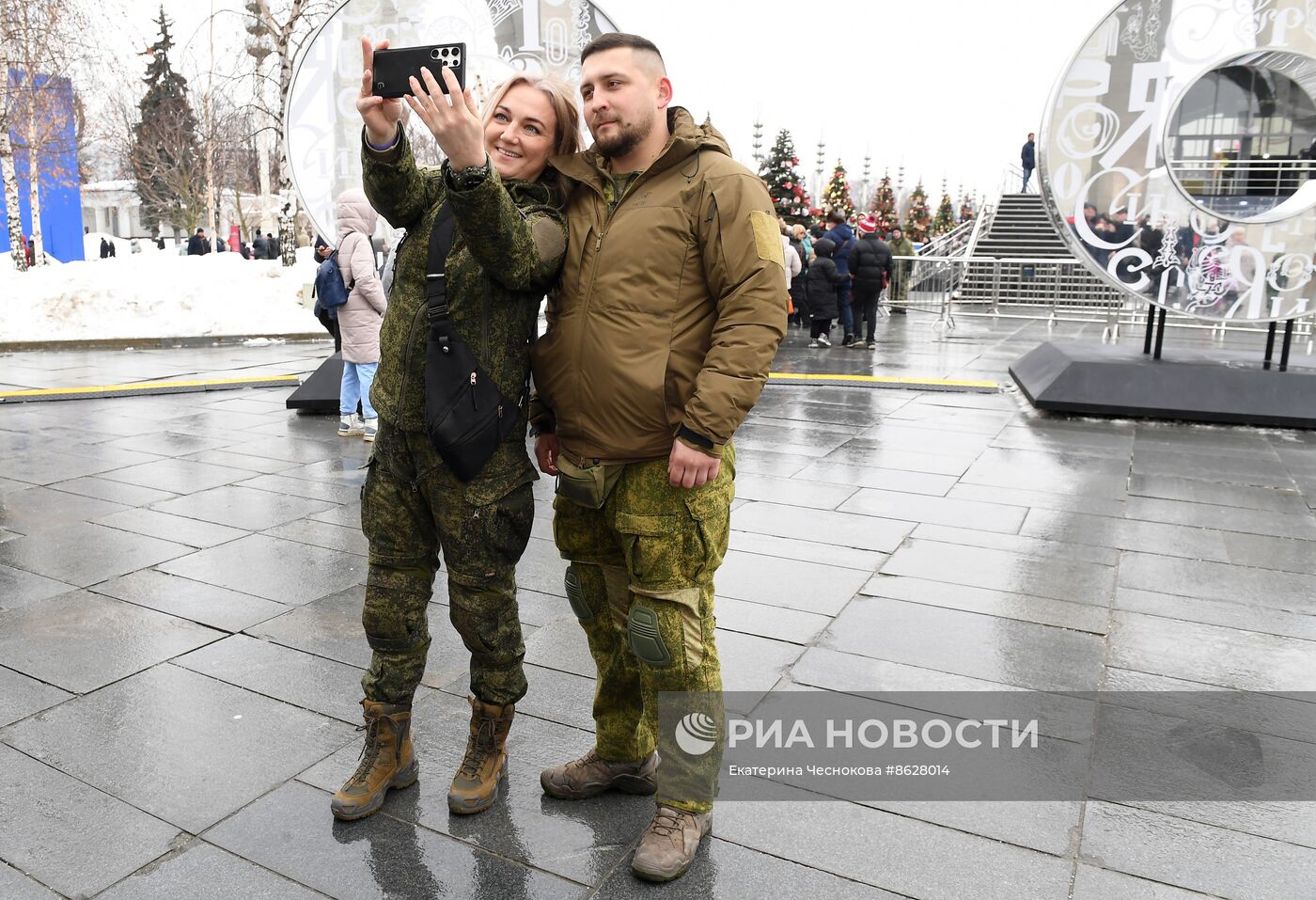 Выставка "Россия". Торжественная свадебная церемония участников СВО к годовщине начала специальной военной операции