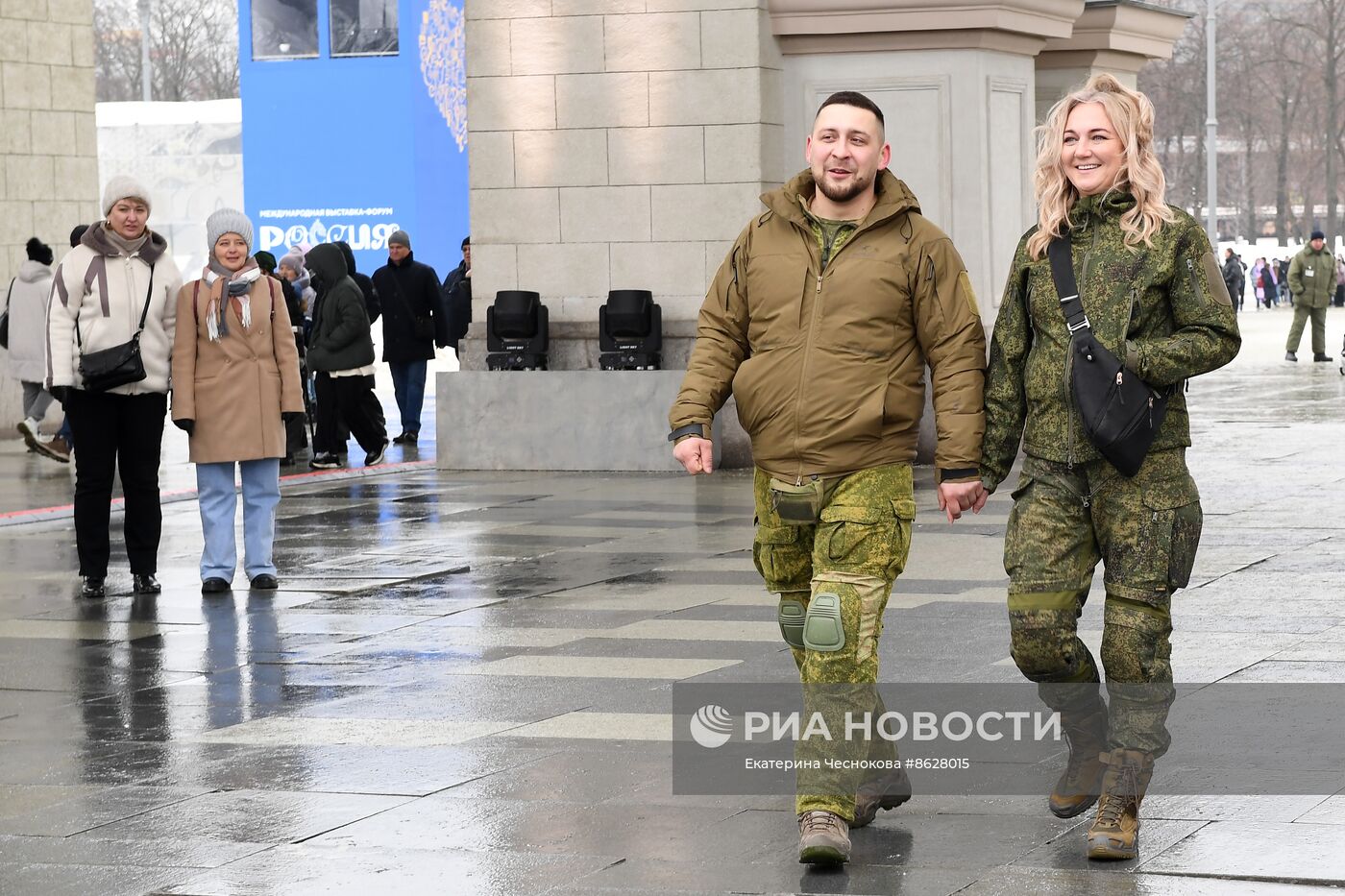 Выставка "Россия". Торжественная свадебная церемония участников СВО к годовщине начала специальной военной операции