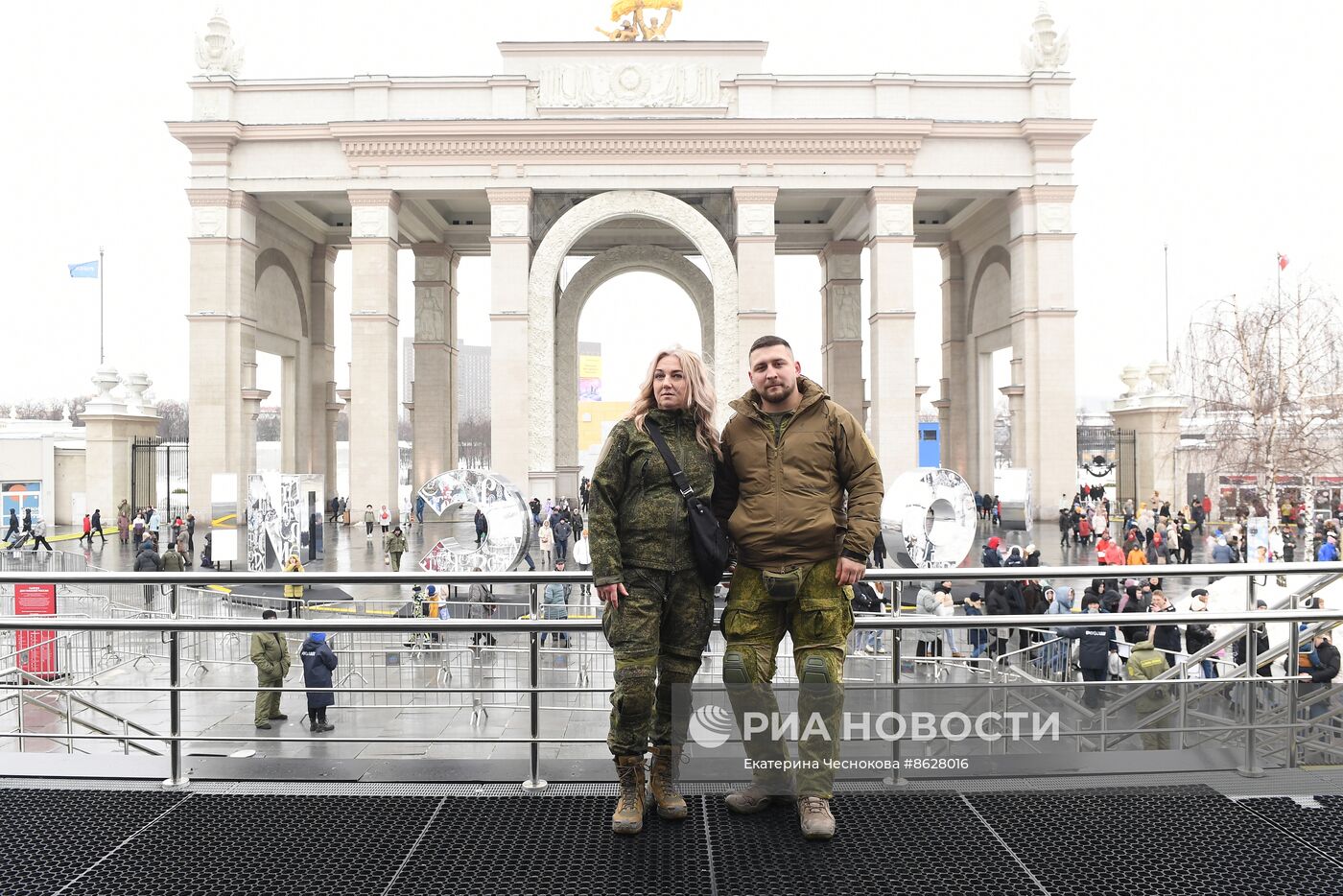 Выставка "Россия". Торжественная свадебная церемония участников СВО к годовщине начала специальной военной операции