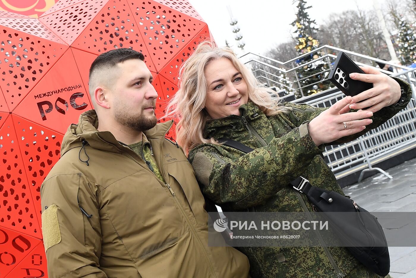 Выставка "Россия". Торжественная свадебная церемония участников СВО к годовщине начала специальной военной операции